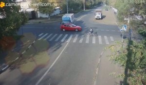Un cycliste chanceux échappe de peu à la mort : accident de camion impressionnant!