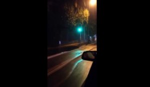 Un automobiliste vole une pizza à un arrêt de bus
