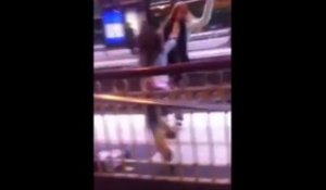 Deux femmes éméchées se battent sur un quai de train