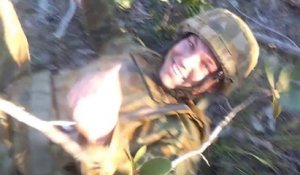 Un soldat débile essai de coucher un arbre en se jetant dessus!