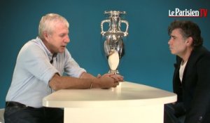 Le trophée de l'Euro 2016 au Parisien avec Luis Fernandez