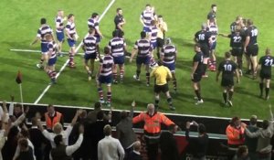 Un Streakers plaque un rugbyman en plein match, déclenche une bagarre et s'échappe!