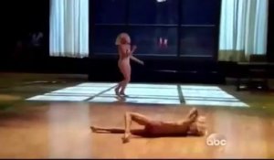 "Chandelier" de Sia : deux danseuses reproduisent en live la chorégraphie