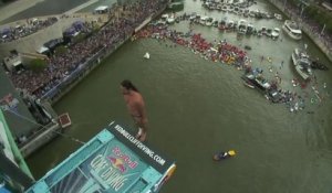 Ils plongent à 27 mètres de hauteur : les images exceptionnelles de la fin de saison du Red Bull Cliff Diving