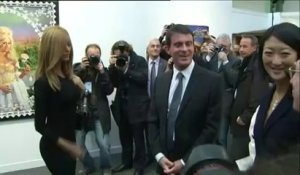 Instant génant entre Manuel Valls et Zahia à la FIAC