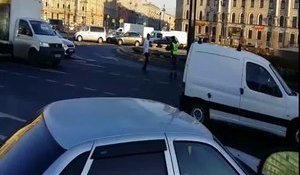Un Russe tente d'agresser un policier au couteau et se fait renverser