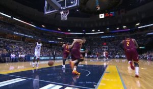 Trick de dingue en NBA : Kyrie Irving passe entre les jambes de Kevin Love