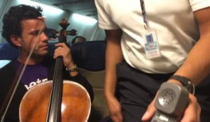 Le duo improbable entre un violoncelliste et un beatboxeur dans un avion