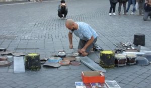 Un batteur de rue fait un set techno à Rome