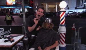 VIDEO Jim Carrey en coiffeur sur Hollywood Boulevard pour Jimmy Kimmel