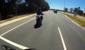 Un kangourou saute par dessus un motard !