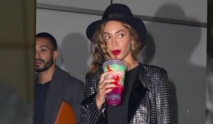 Beyoncé sirote une boisson glacée au milieu de nouvelles rumeurs de problèmes de couple