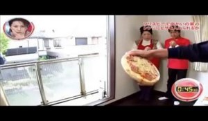 Il lance une pizza comme un freesbie