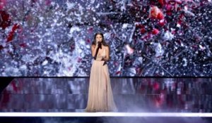 Selena Gomez Cries & Thanks Jesus During AMAs Performance