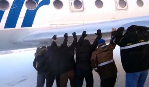 Sibérie : ils poussent leur avion bloqué sur une piste gelée
