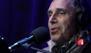 Julien Clerc chante "On ne se méfie jamais assez" dans La Bande Passante - #RFI