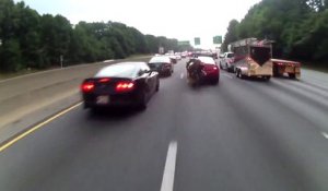 Un motard se prend une voiture en pleine face alors qu'il double entre 2 voies.