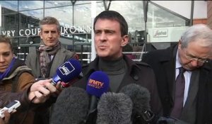Photo de Hollande: Valls appelle au "respect du président"