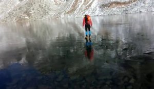 Un lac gelé d'une pureté à couper le souffle : glace limpide!