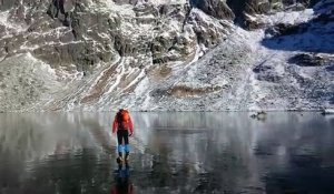 Marcher sur la glace transparente d'un lac gelé...