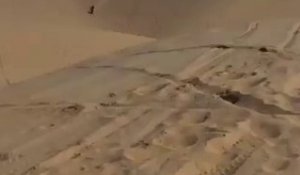 Un jump de fou à moto dans le sable