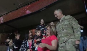 Un soldat de retour fait la surprise à sa femme et son fils pendant un match des Ducks