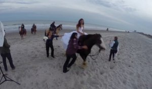 Quand la mariée tombe de cheval en pleine séance photo de mariage! Pire jour de sa vie...