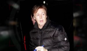 Paul McCartney accueilli par des fans hystériques en sortant du Daily Show