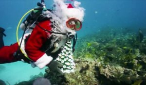 Le Père Noël fait de la plongée sous-marine
