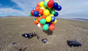 Il s'envole grâce à plein de ballons, comme dans le dessin animé Là-Haut !