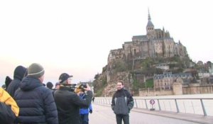21 février 2015 - Des touristes impressionnés par les grandes marées au Mont Saint-Michel