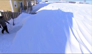 Un homme creuse un tunnel sous la neige pour atteindre sa voiture... ça neige fort au canada!