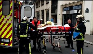 Evacuation de blessés après la fusillade contre Charlie Hebdo