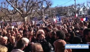 Des milliers de personnes à Cannes en hommage à Charlie