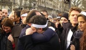 Marche républicaine : François Hollande prend Patrick Pelloux dans ses bras