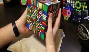 Il résout le plus gros Rubik's cube du monde en time-lapse !