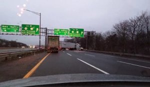 A deux doigts de se faire écraser par un camion