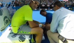 Piqué par une abeille, Federer engueule le cameraman