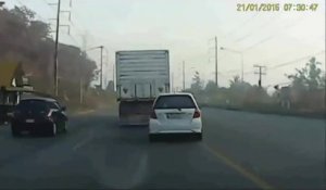Un chauffard va avoir la chance de sa vie après avoir doublé un camion par la droite