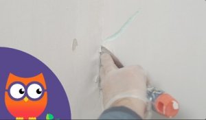 Comment réparer une fissure d'angle dans un mur de plâtre (Ooreka.fr)