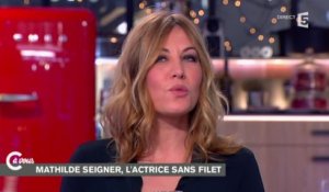 L'interview "langue de bois" de Mathilde Seigner - C à vous - 26/01/2015