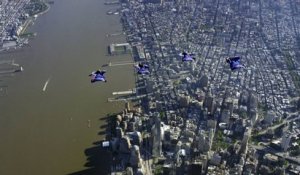 Cinq voltigeurs survolent les gratte-ciel de New York