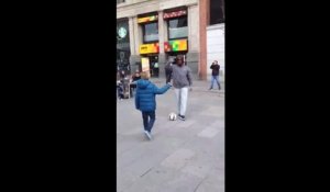 Cristiano Ronaldo déguisé fait une surprise à un enfant dans les rues de Madrid.