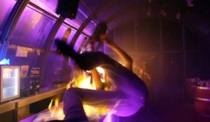 Un gars ivre s'enflamme en glissant sur le bar couvert de Tequila en feu : Fail