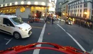 Un Motard percuté par une voiture atterrit sur ses pieds après un salto! En mode Ninja