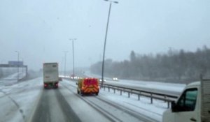 Des lampadaires dansent dans la tempête au bord de l'autoroute : flippant