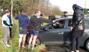 Neuf rugbymen du LMR soulèvent une voiture embourbée