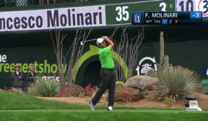 Des fans de golf balancent leur gobelets de bière sur le green après le Hole-in-one de Francesco Molinari