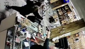 Robber plays dead as store owner points a gun at his head - copie