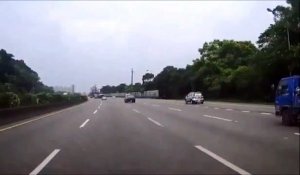 Une course sur autoroute entre une Ferrari et une Nissan GT-R se termine mal